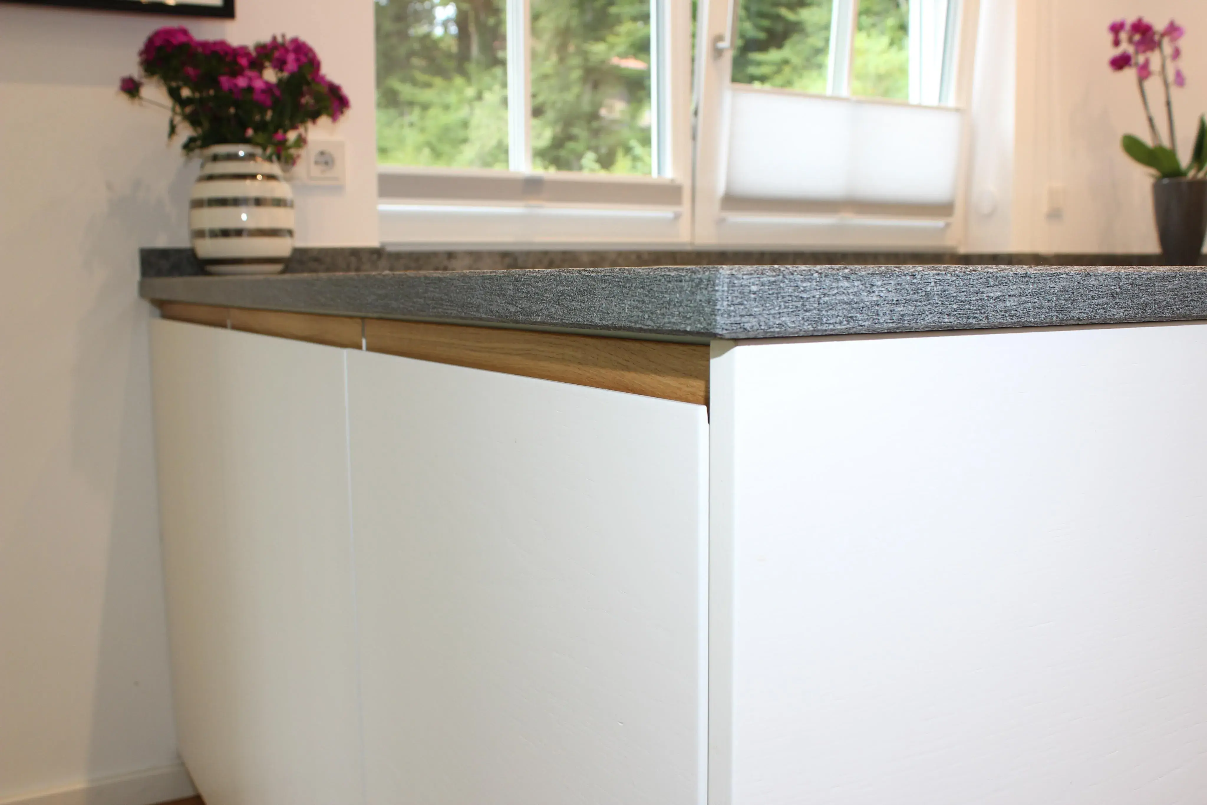 Detail Griffleiste und Steinplatte