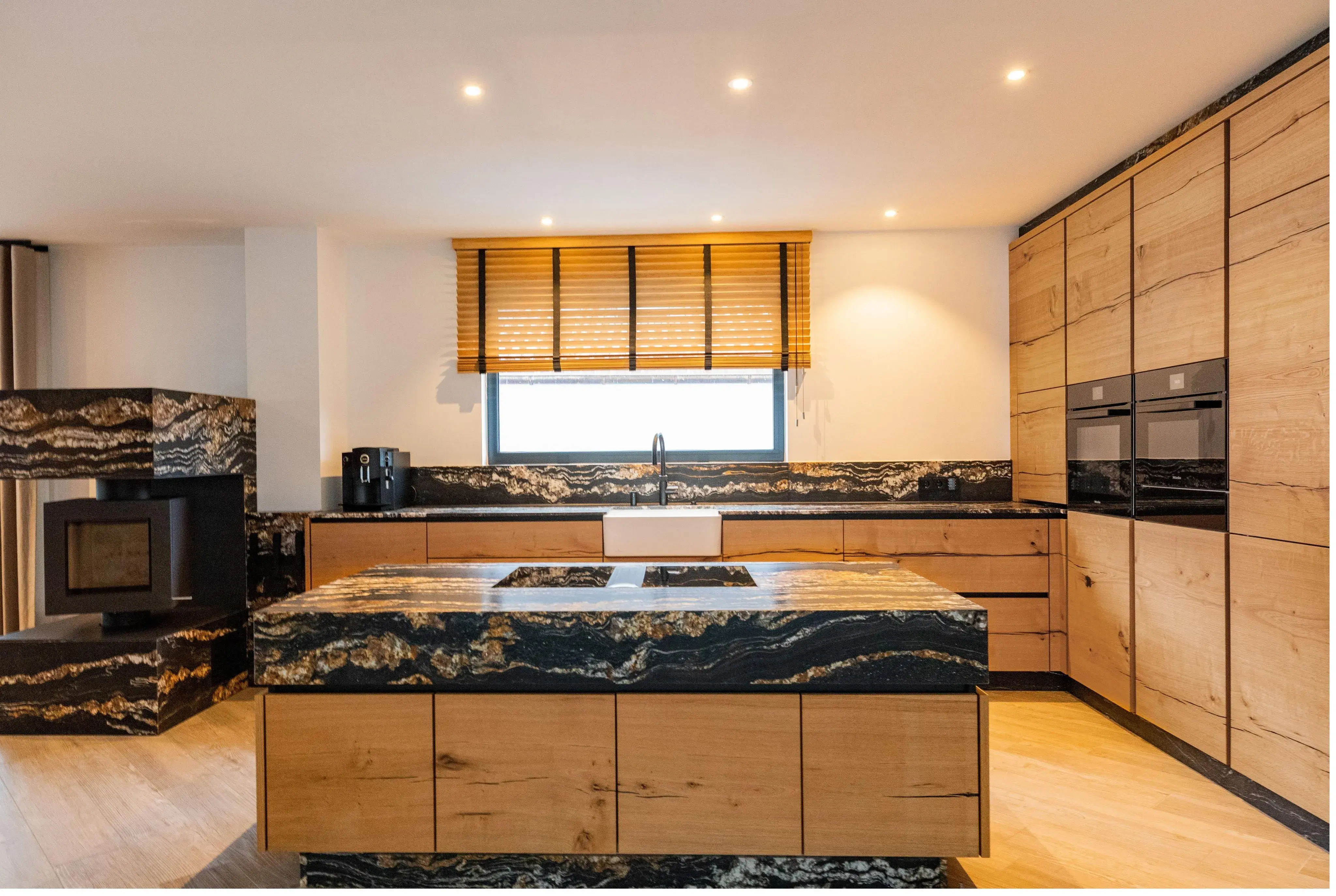 Küche grifflos in Eiche mit Steinplatte und Insel mit Bora Muldenlüfter