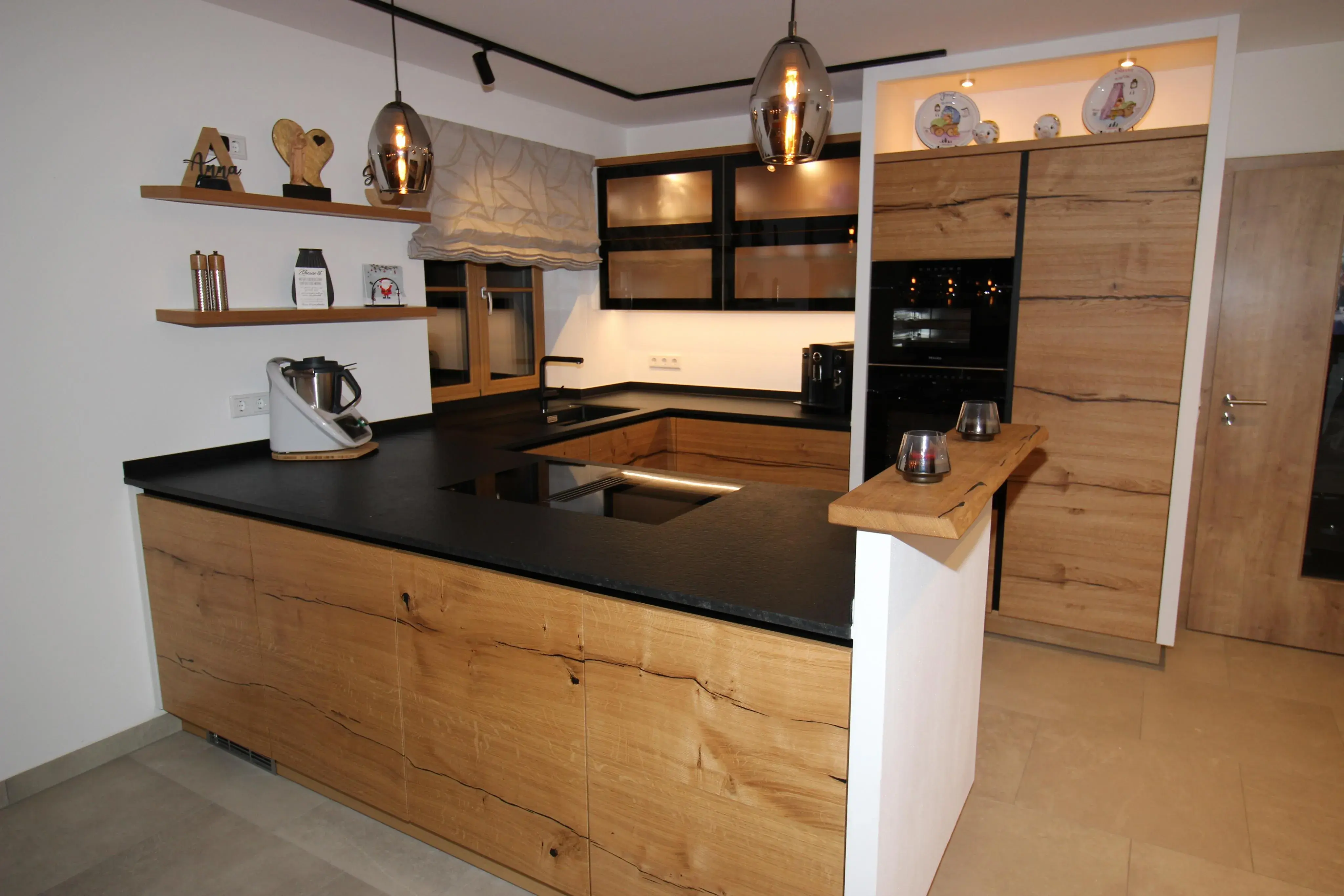 Küche Front Eiche mit Riss  Arbeitsplatte Nero Assoluto