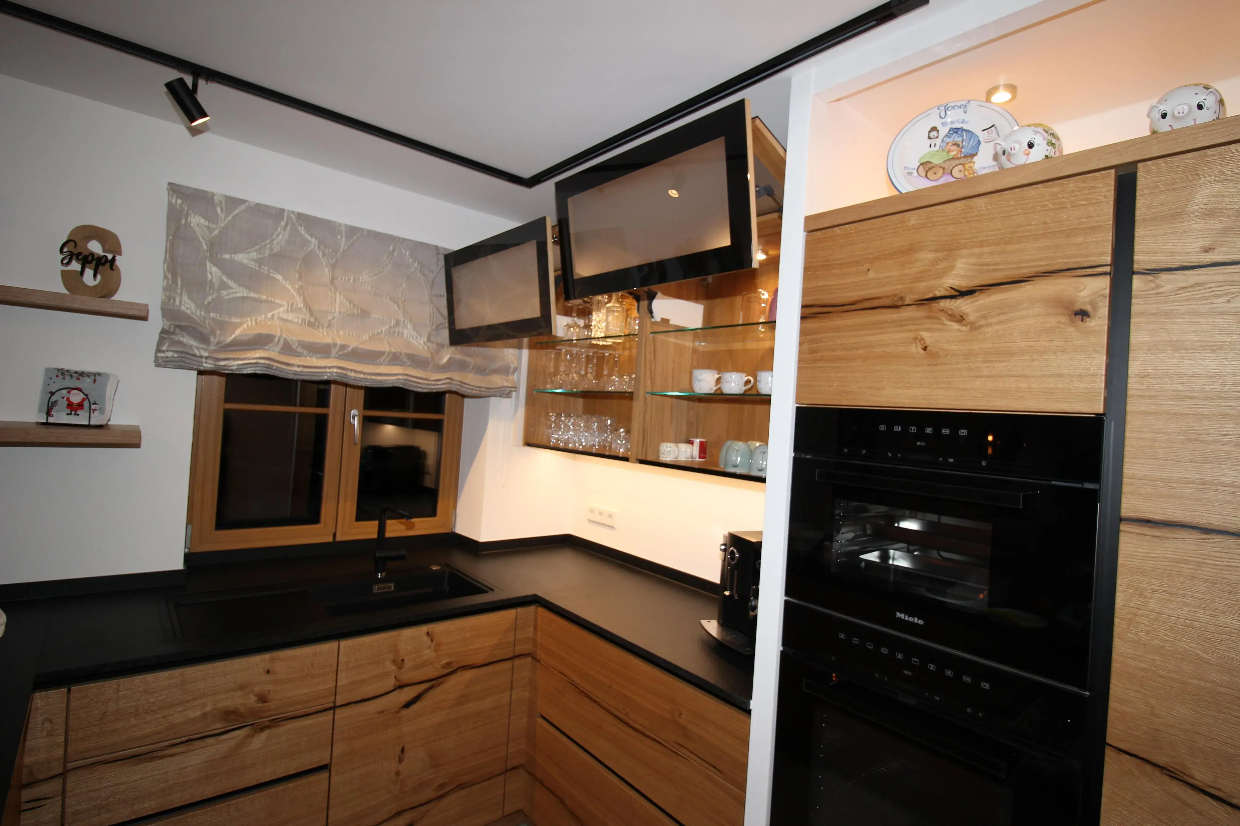 Küche Hängeschrank mit Hochfaltbeschlag Glasfront 