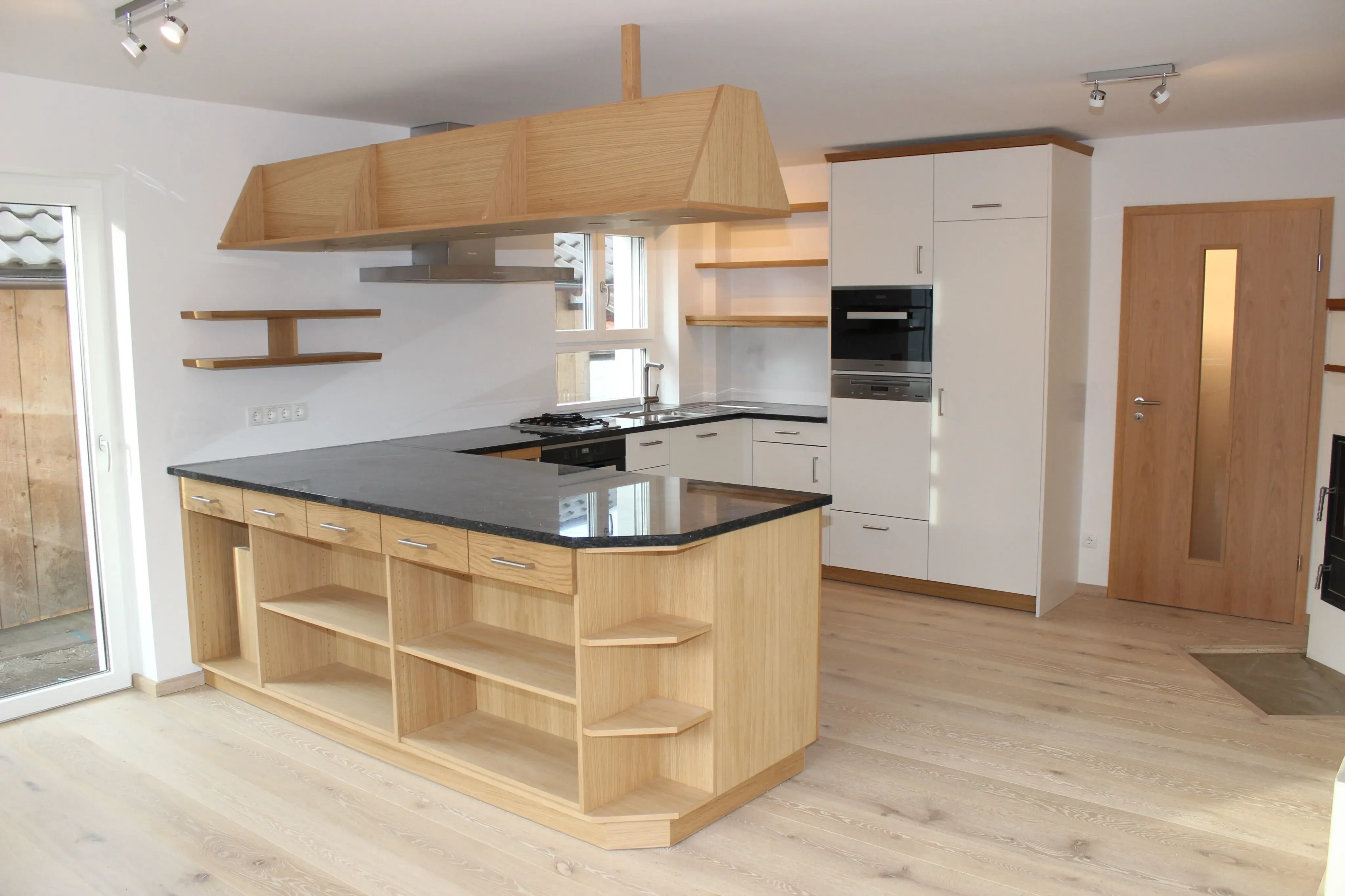 Küche in U-Form mit hellem Holz