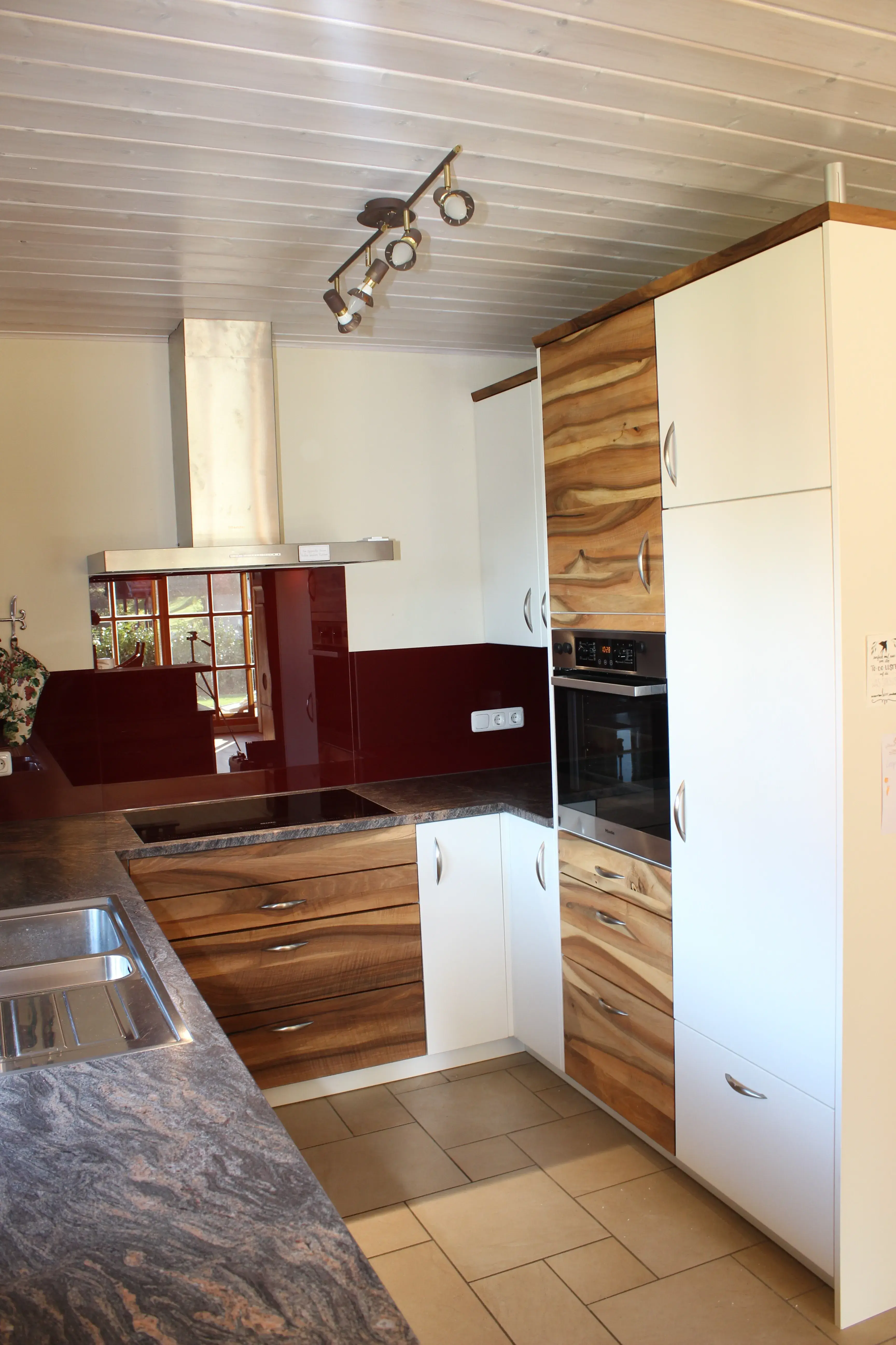 Küche in Nussbaum und weiss
