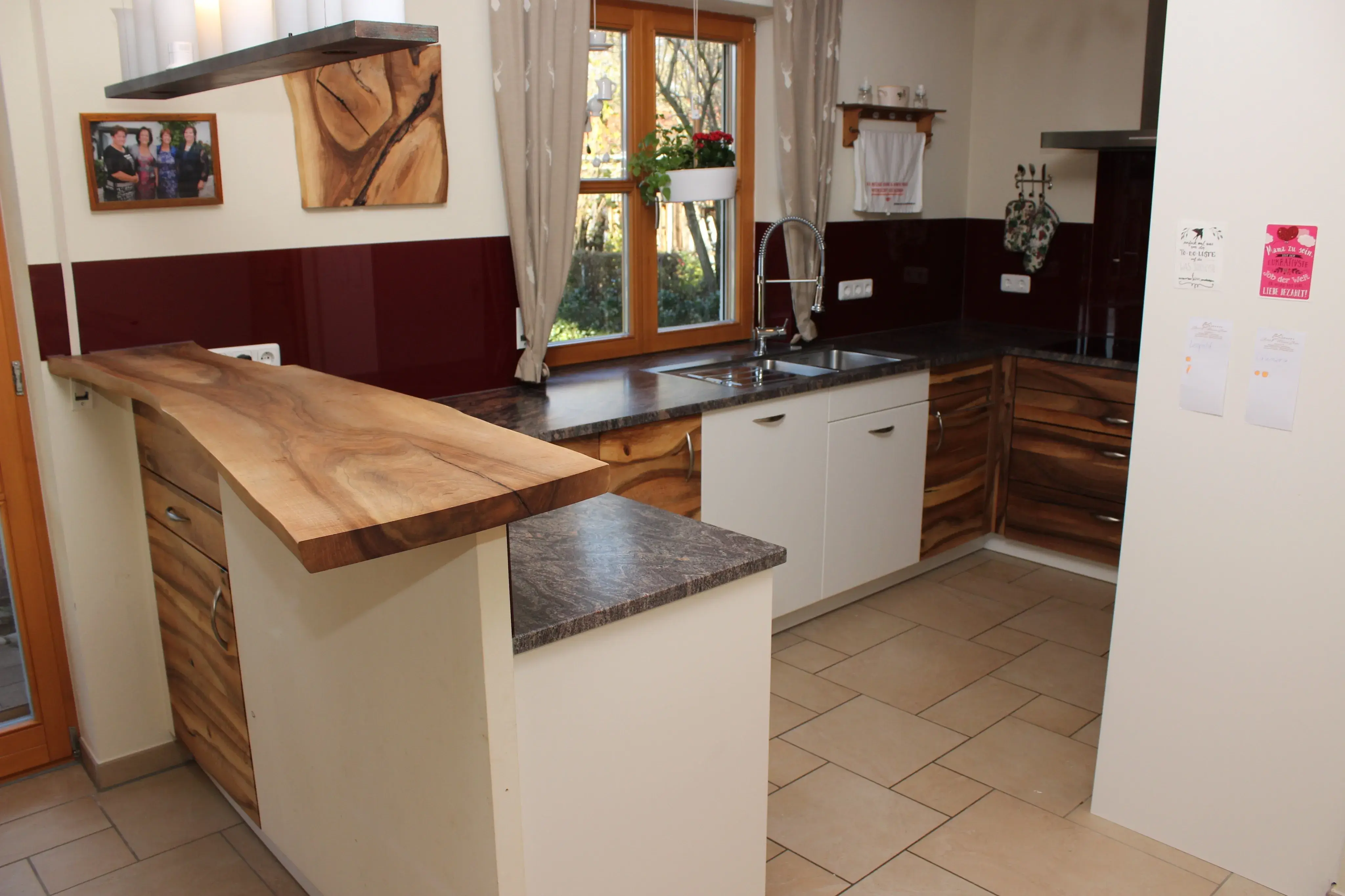 Küche in Nussbaum und weiss