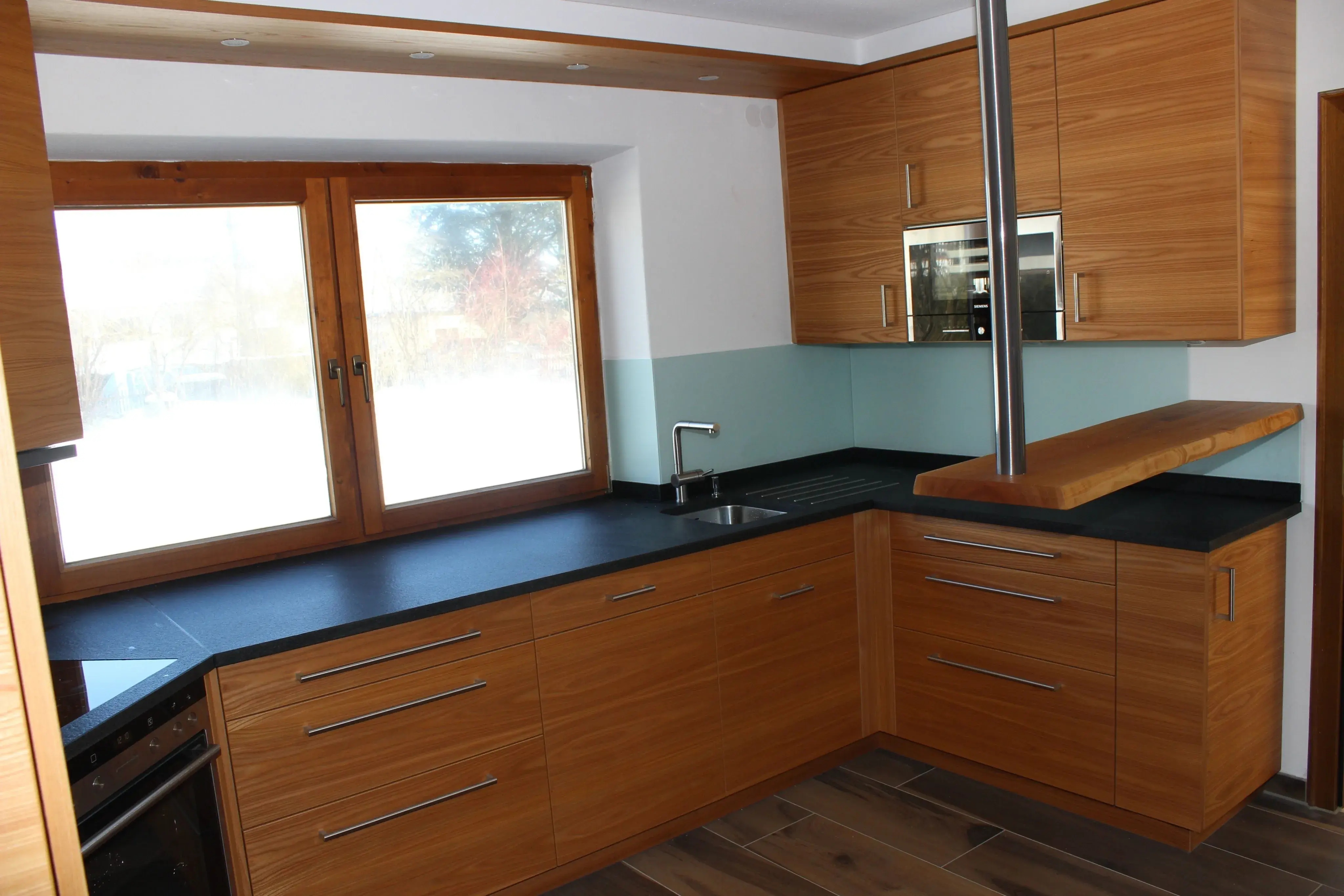 Küche mit schwebendem Tresen