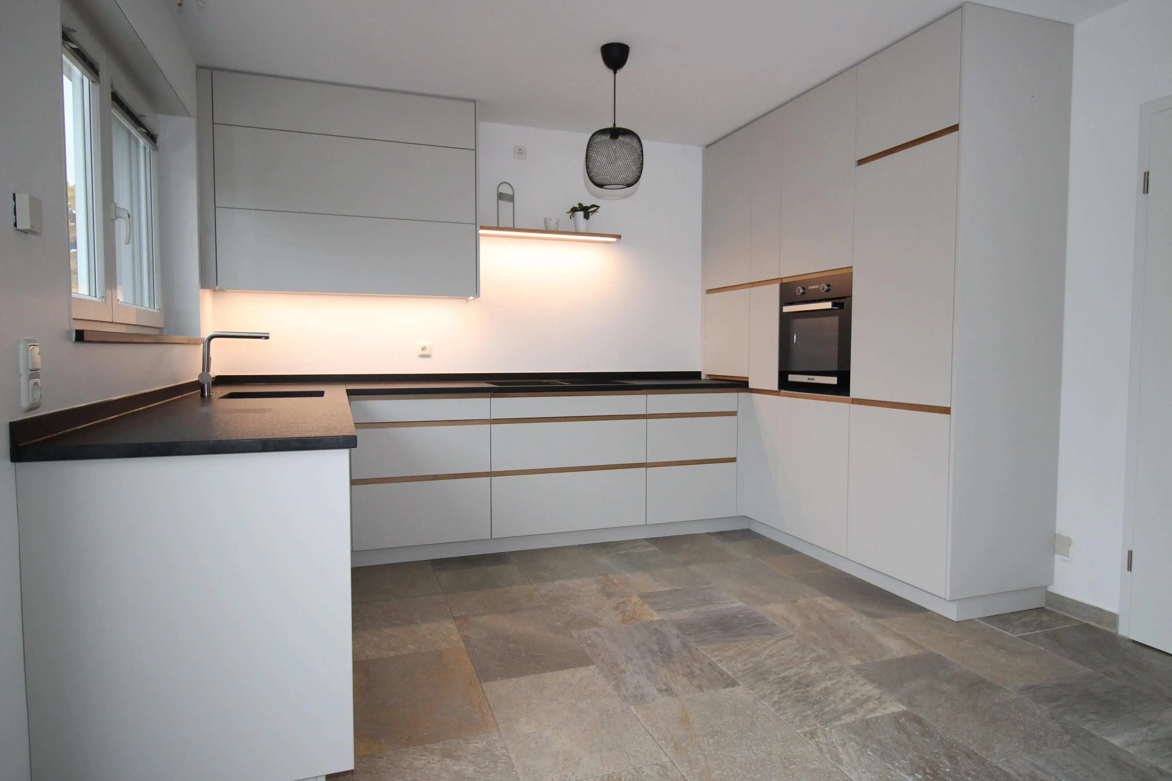 Schreinerküche Griffleiste in Eiche Oberfläche Strukturlack