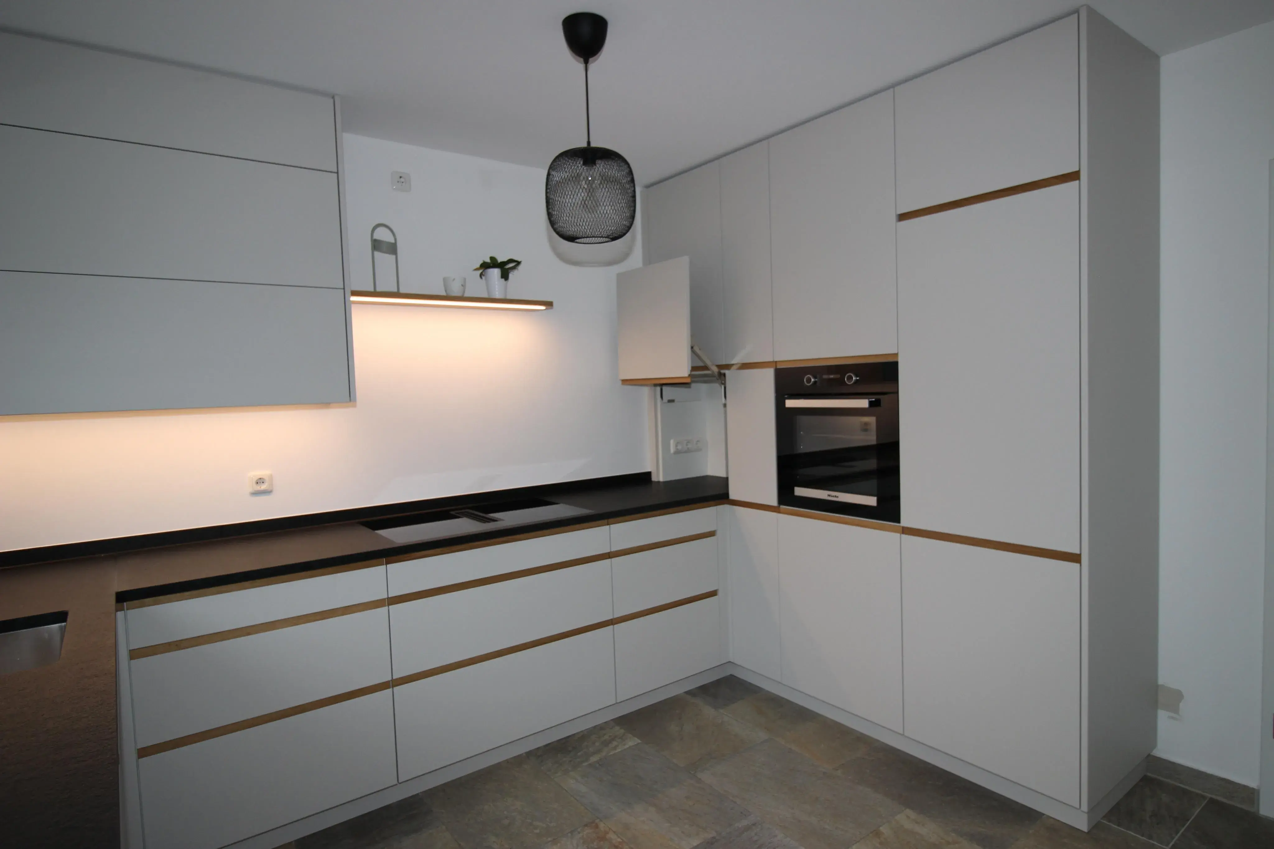 Schreinerküche mit Gerätegarage