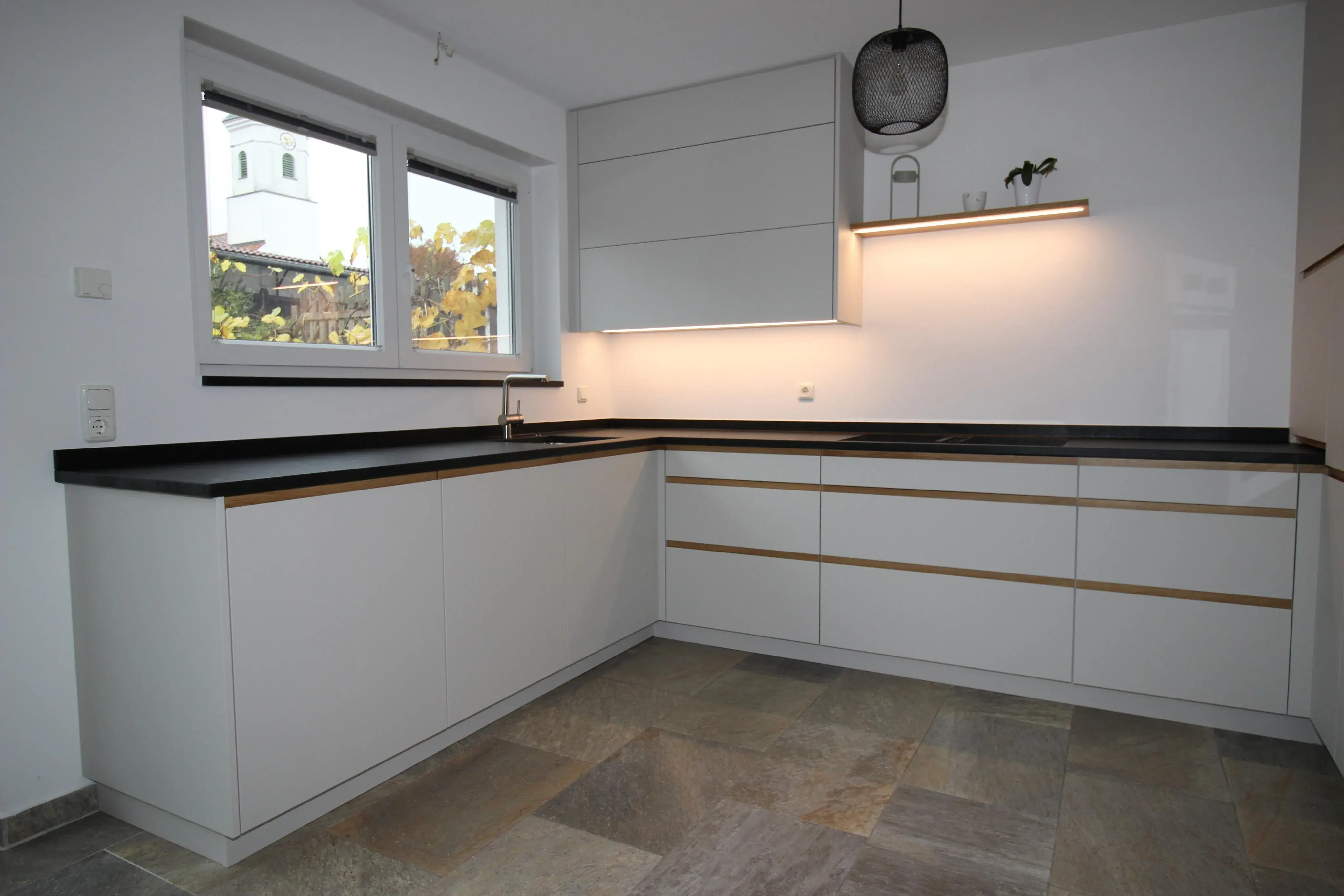 Schreinerküche Griffleiste in Eiche Oberfläche Strukturlack