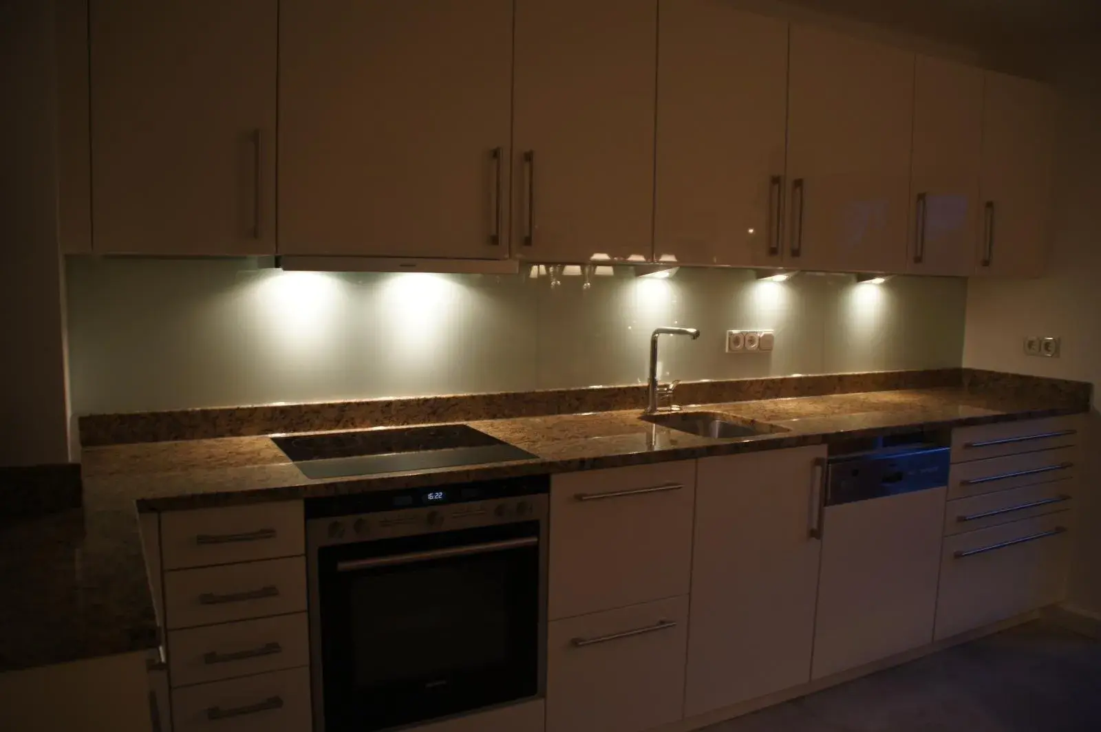 Küche mit Spot-Beleuchtung