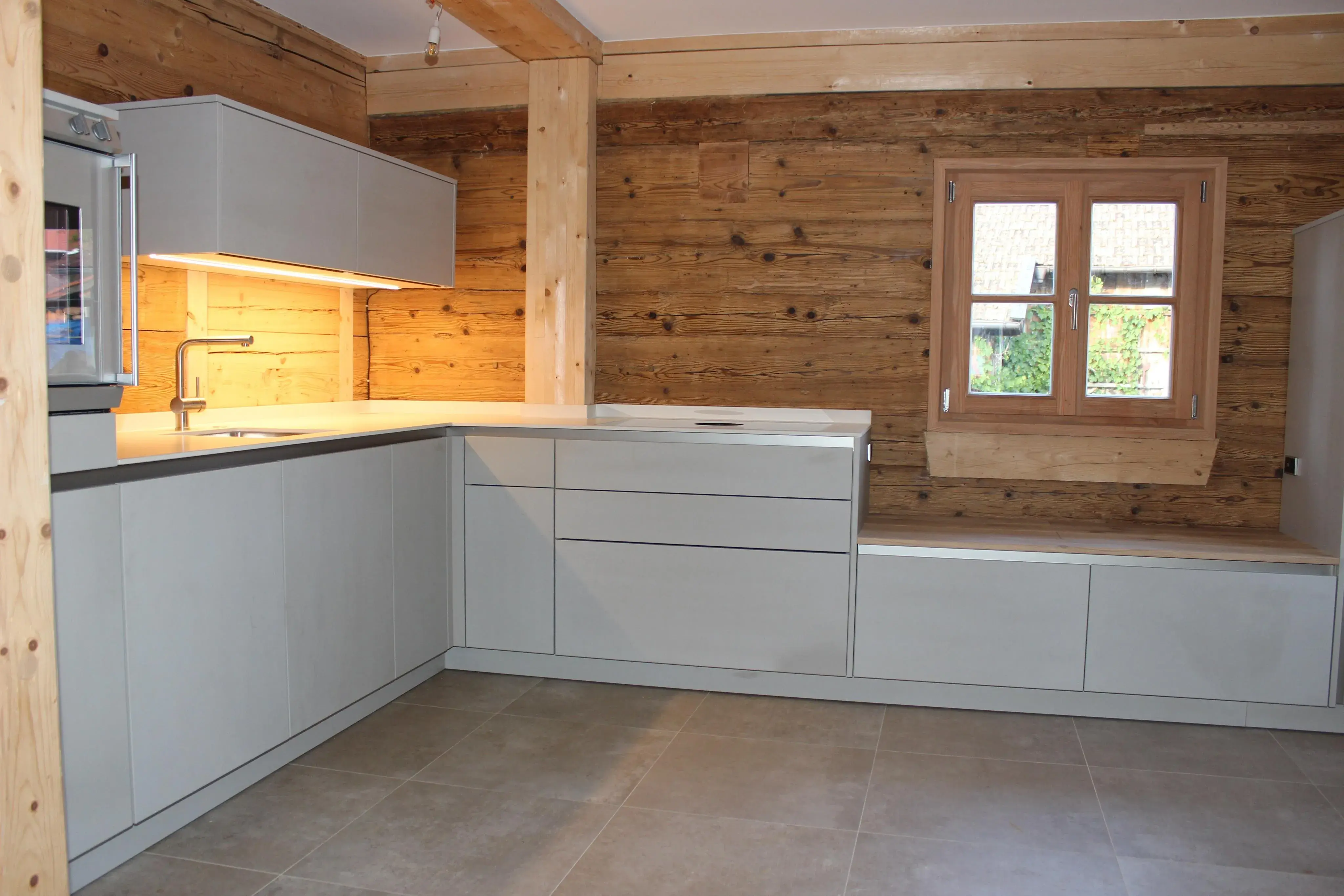 Küche im Denkmal  Grifflose Küche Arbeitsplatte 12 mm Neolith , Front mit Strukturlack