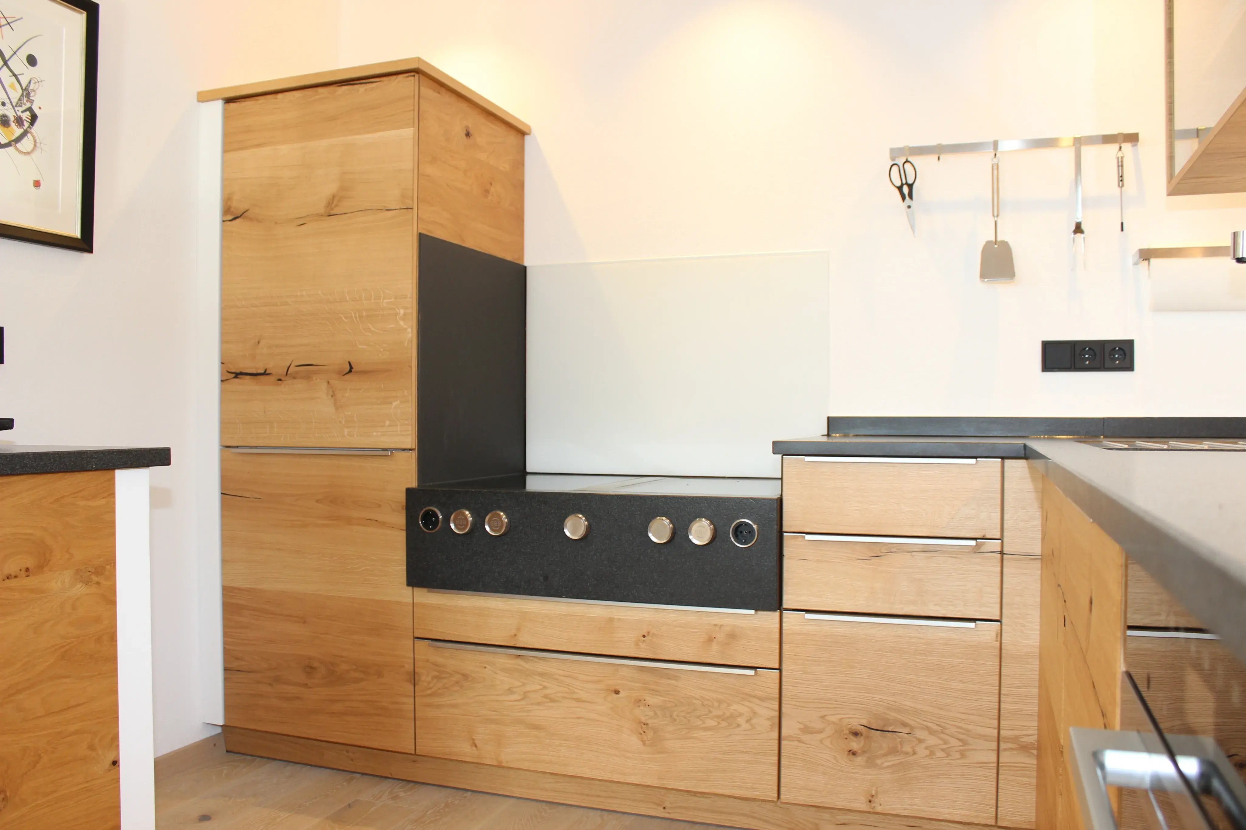 Küche mit tiefem Kochfeld, Schürze aus Stein