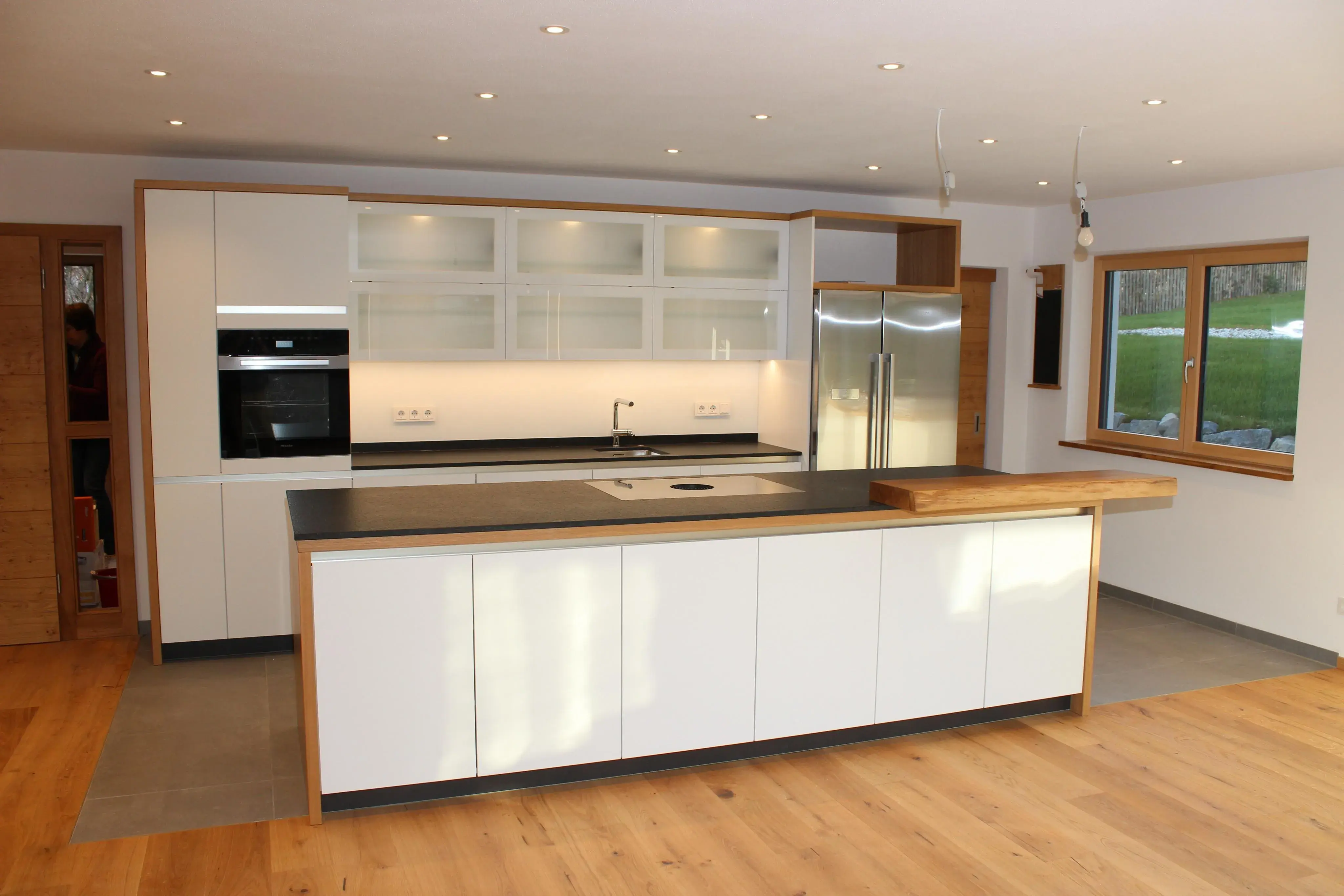 Grifflose Küche in Eiche und weiss,  Arbeitsplatte 2 cm Stein Nero Assoluto