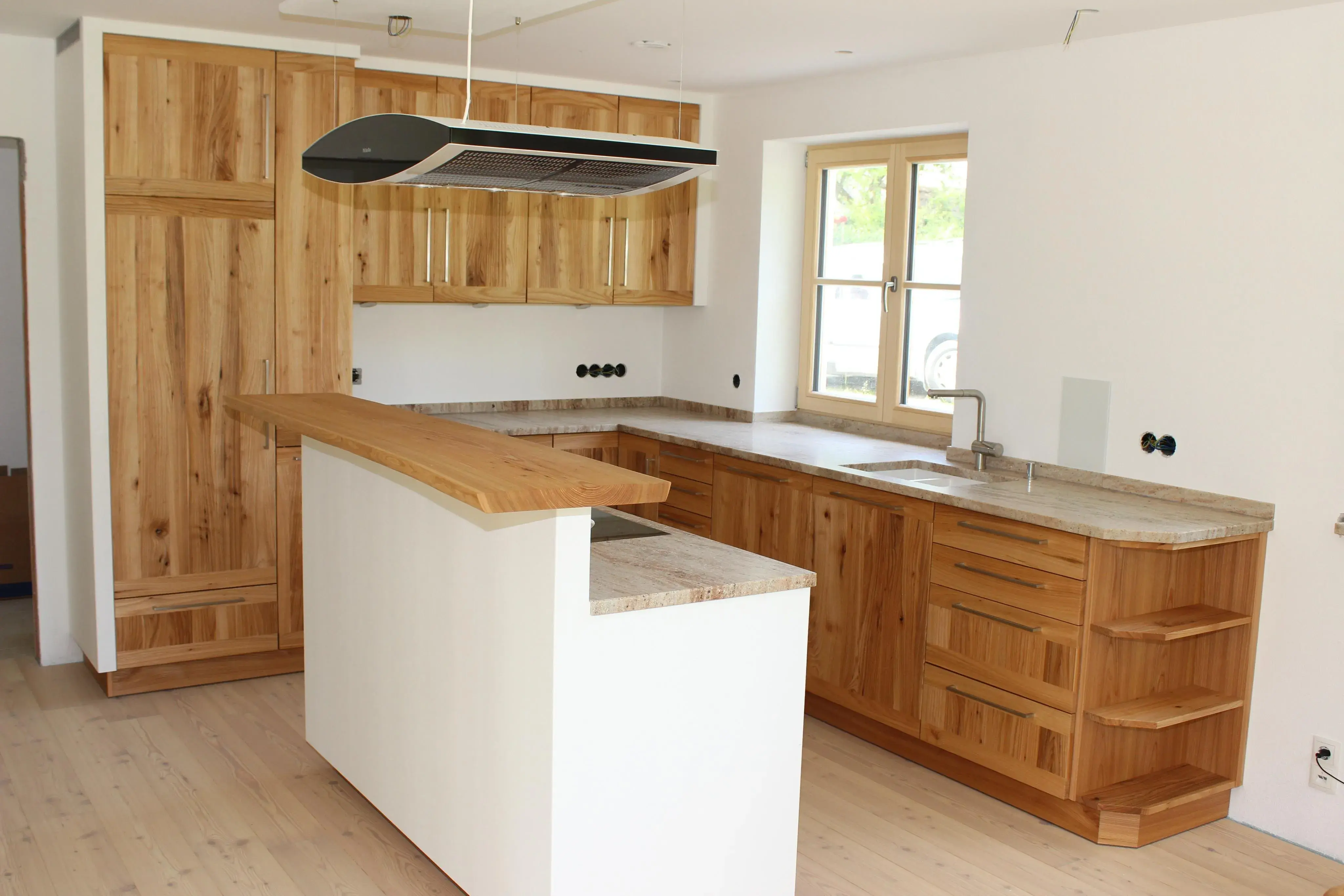 Küche in Ulme mit Steinplatte