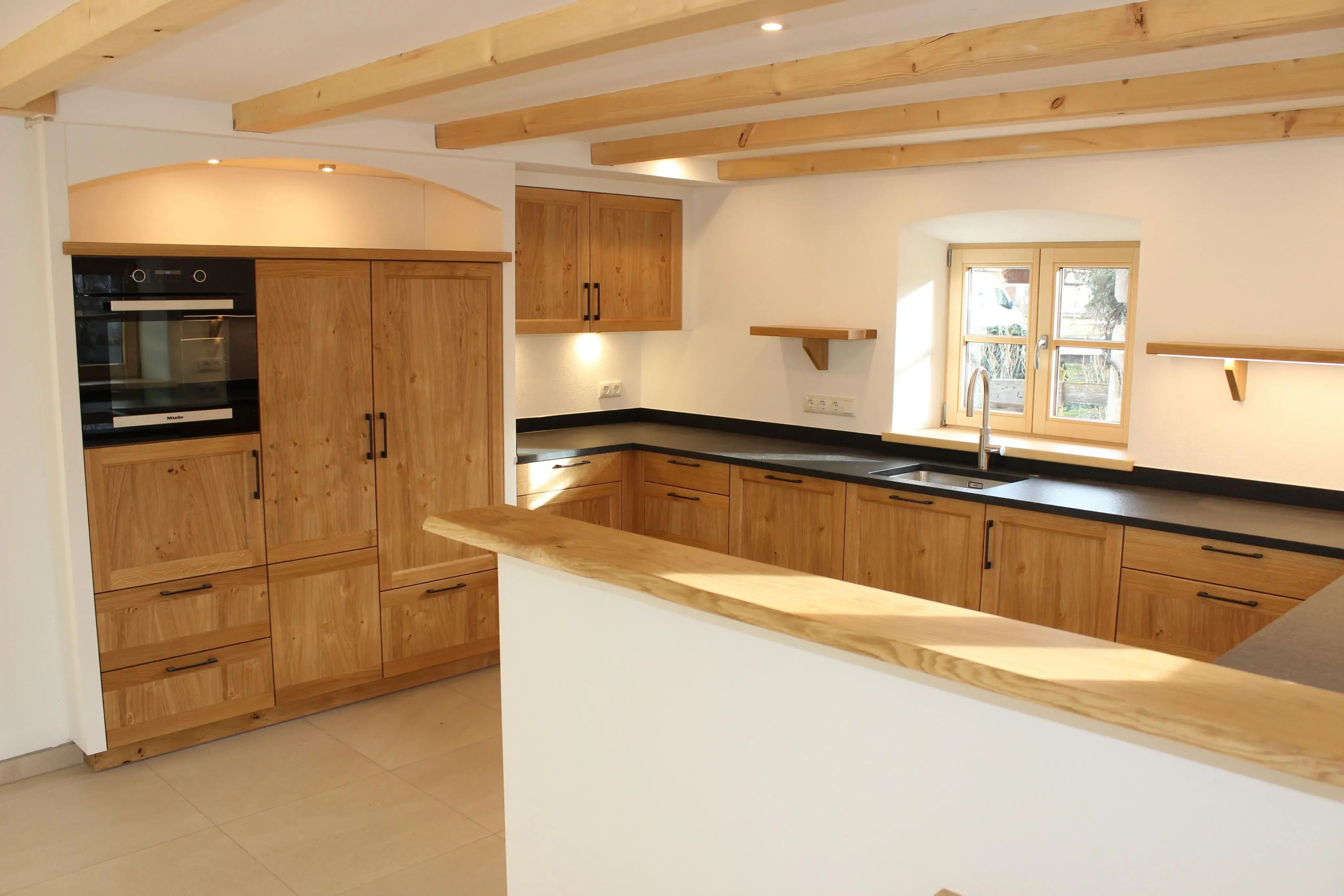 Küche grifflos in Eiche mit Steinplatte und Insel mit Bora Muldenlüfter