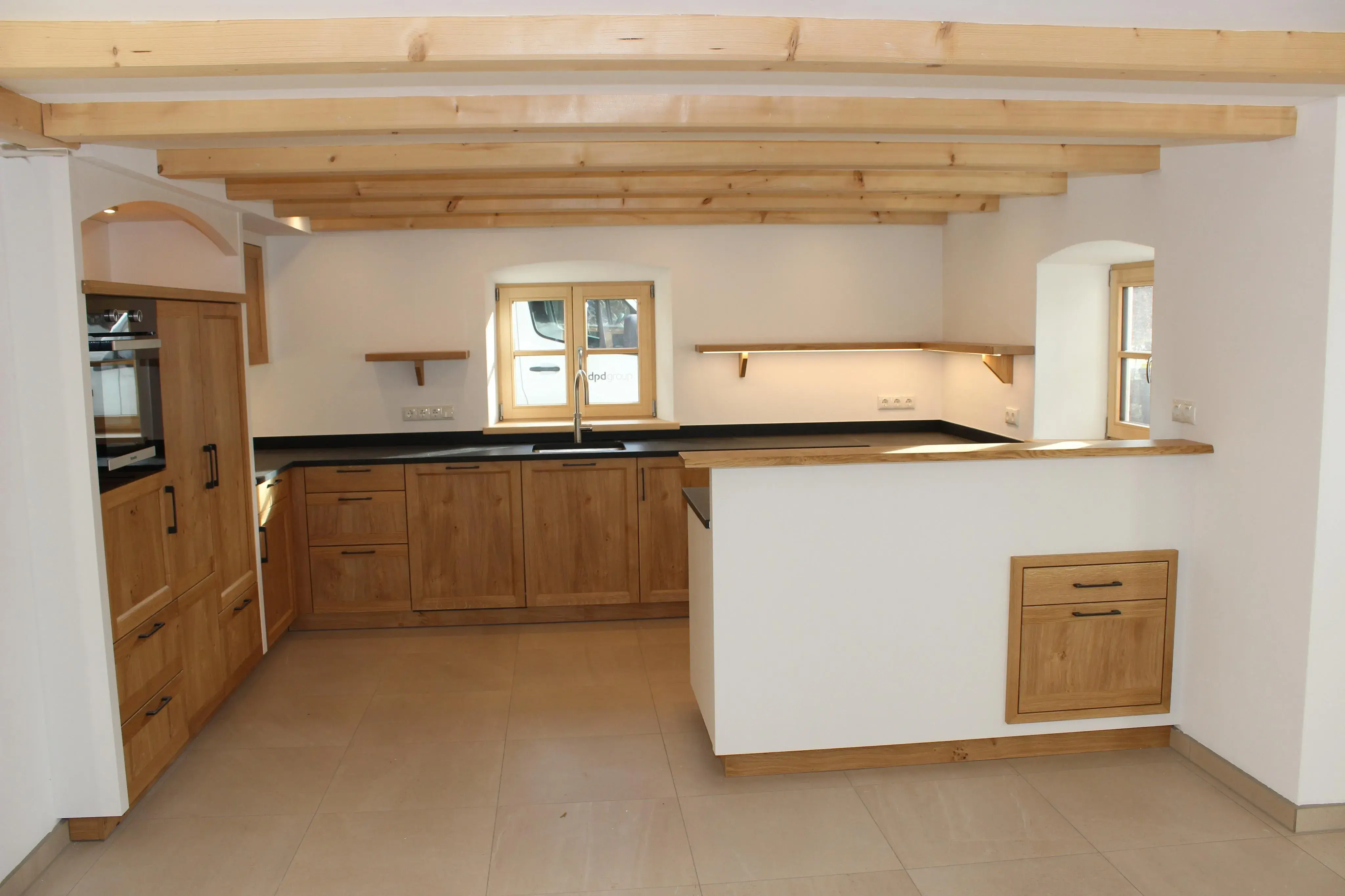 Küche in Eiche mit Steinplatte Nero Assoluto 30mm