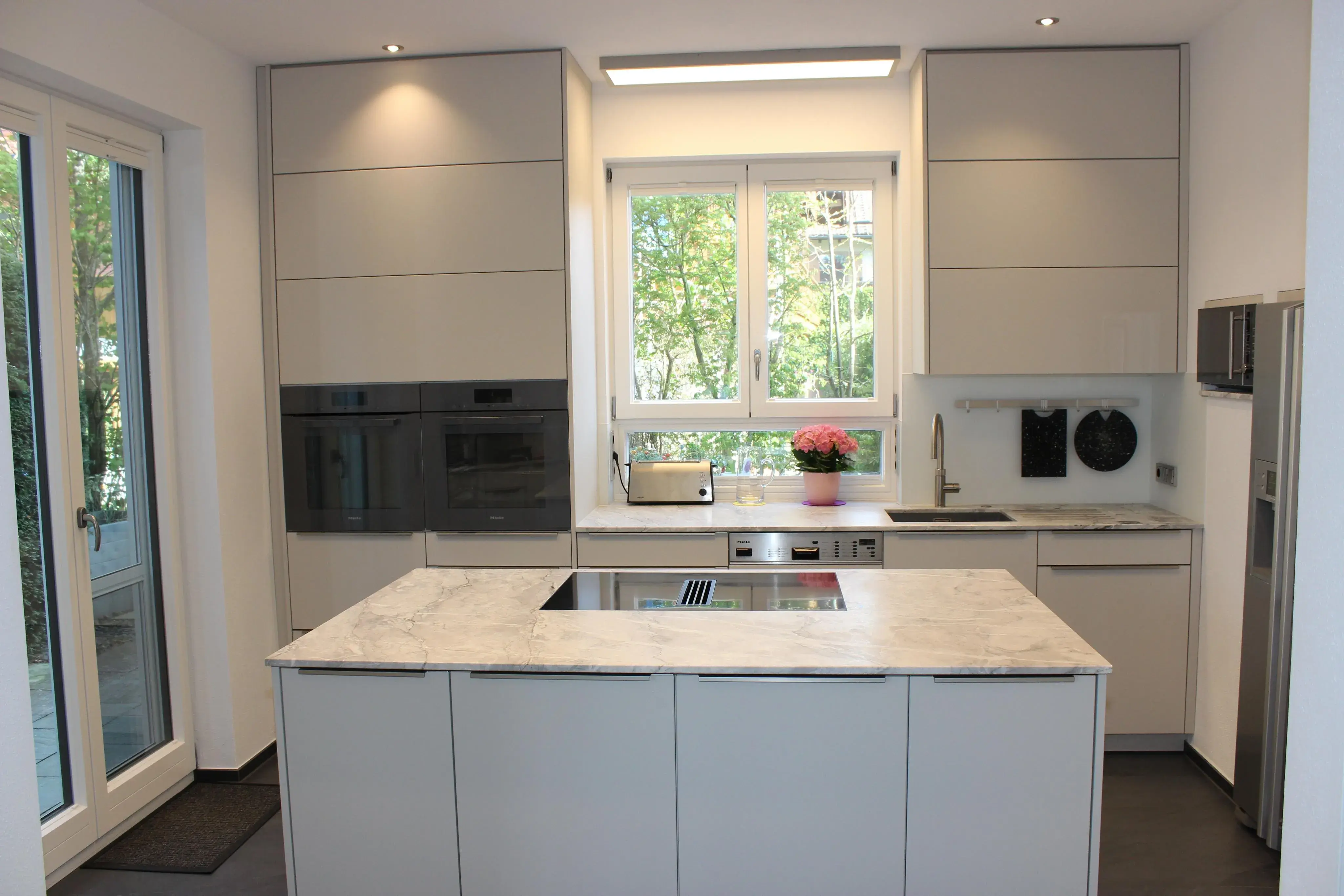 Küche mit Griffleisten Muldenlüfter Miele Front Strukturlack