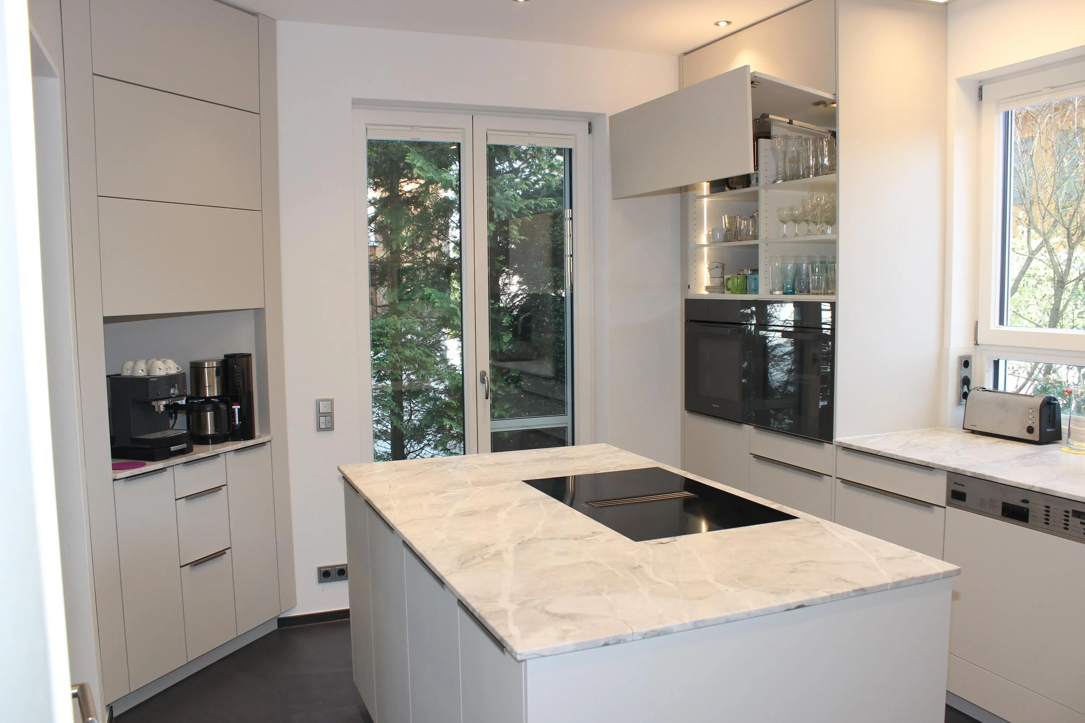 Küche mit Griffleisten Muldenlüfter Miele Front Strukturlack