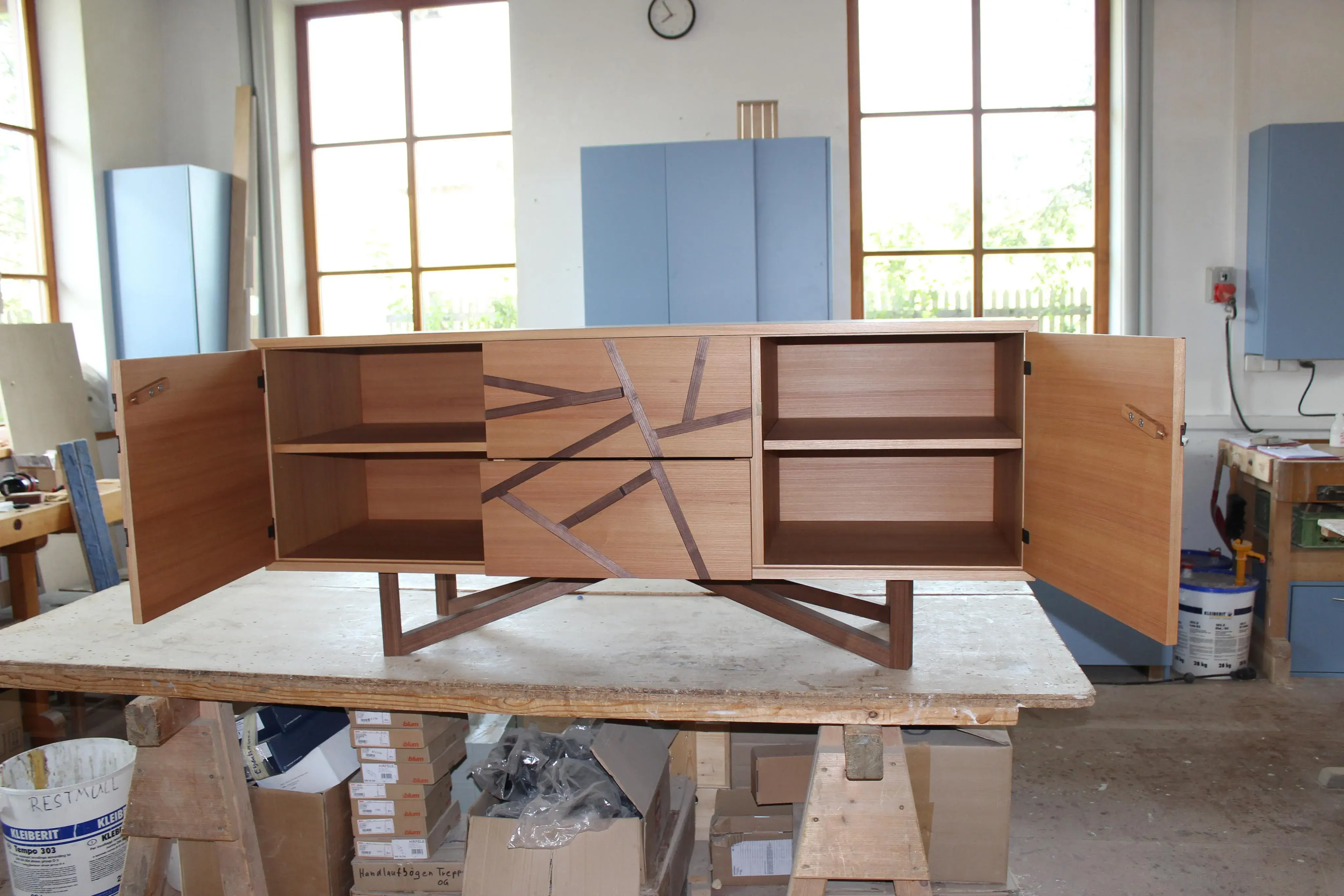 Gesellenstück in Ulme Ausfräsungen mit Nussbaum ausgeleimt