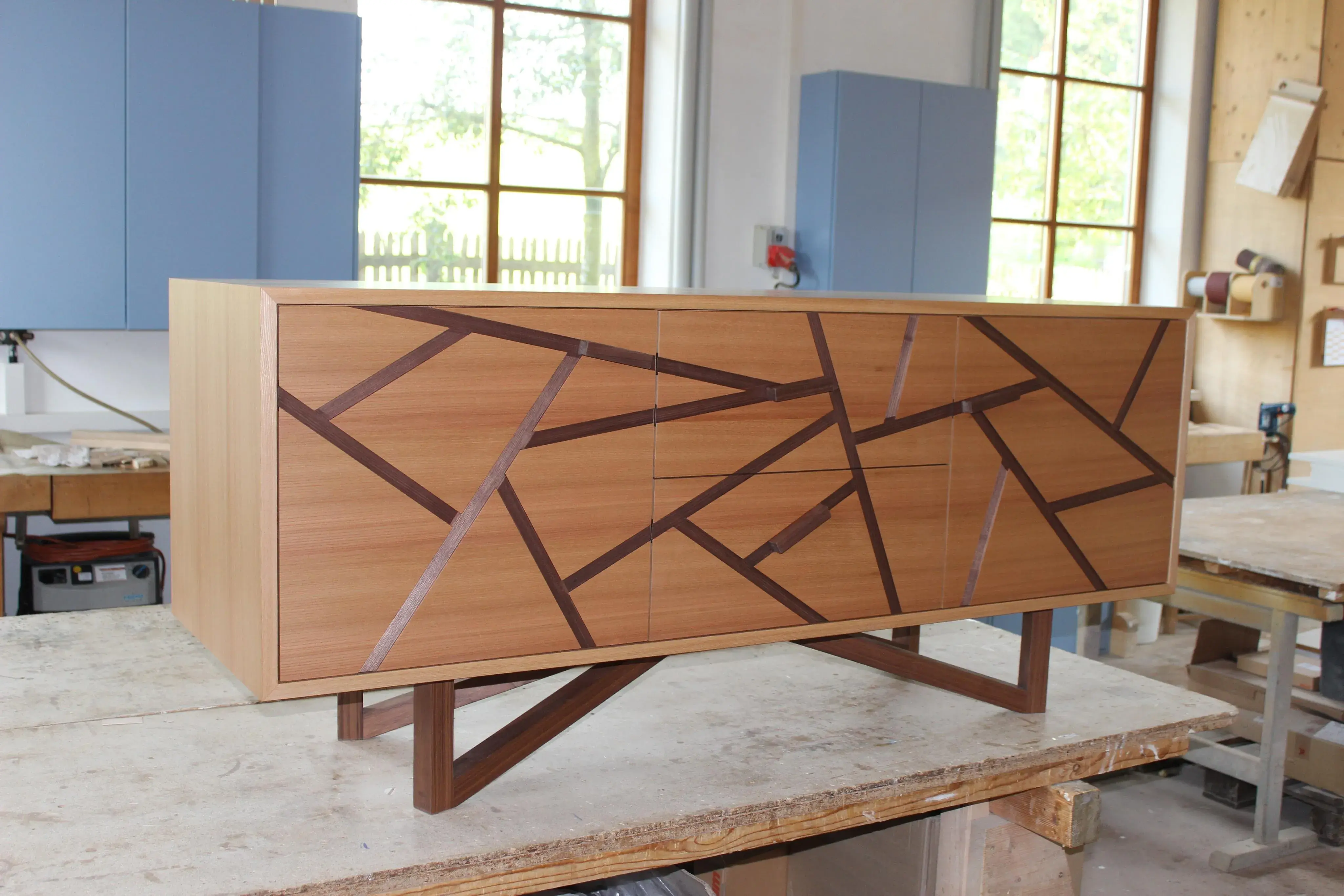 Gesellenstück in Ulme Ausfräsungen mit Nussbaum ausgeleimt