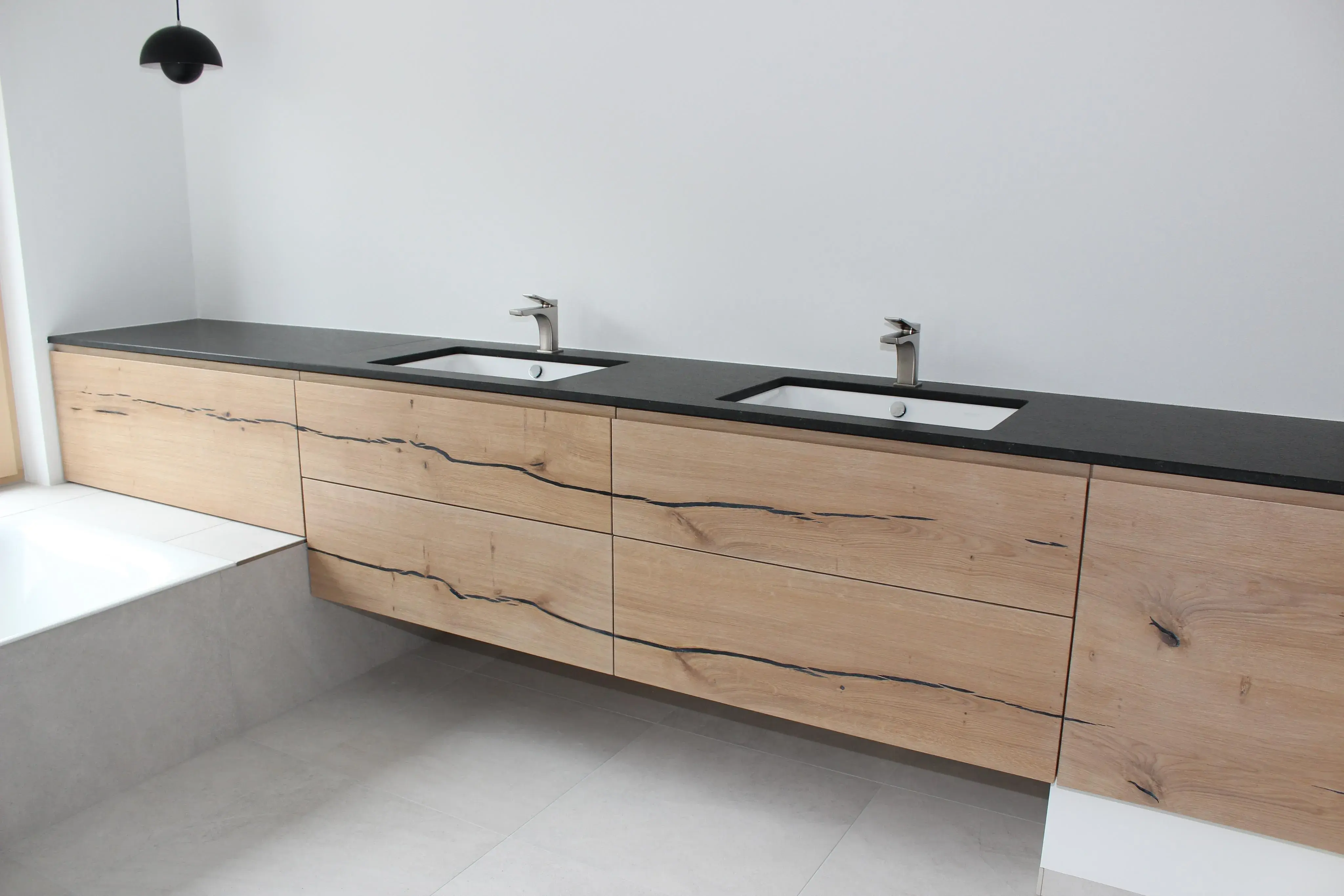 Waschtisch mit zwei Waschbecken. 