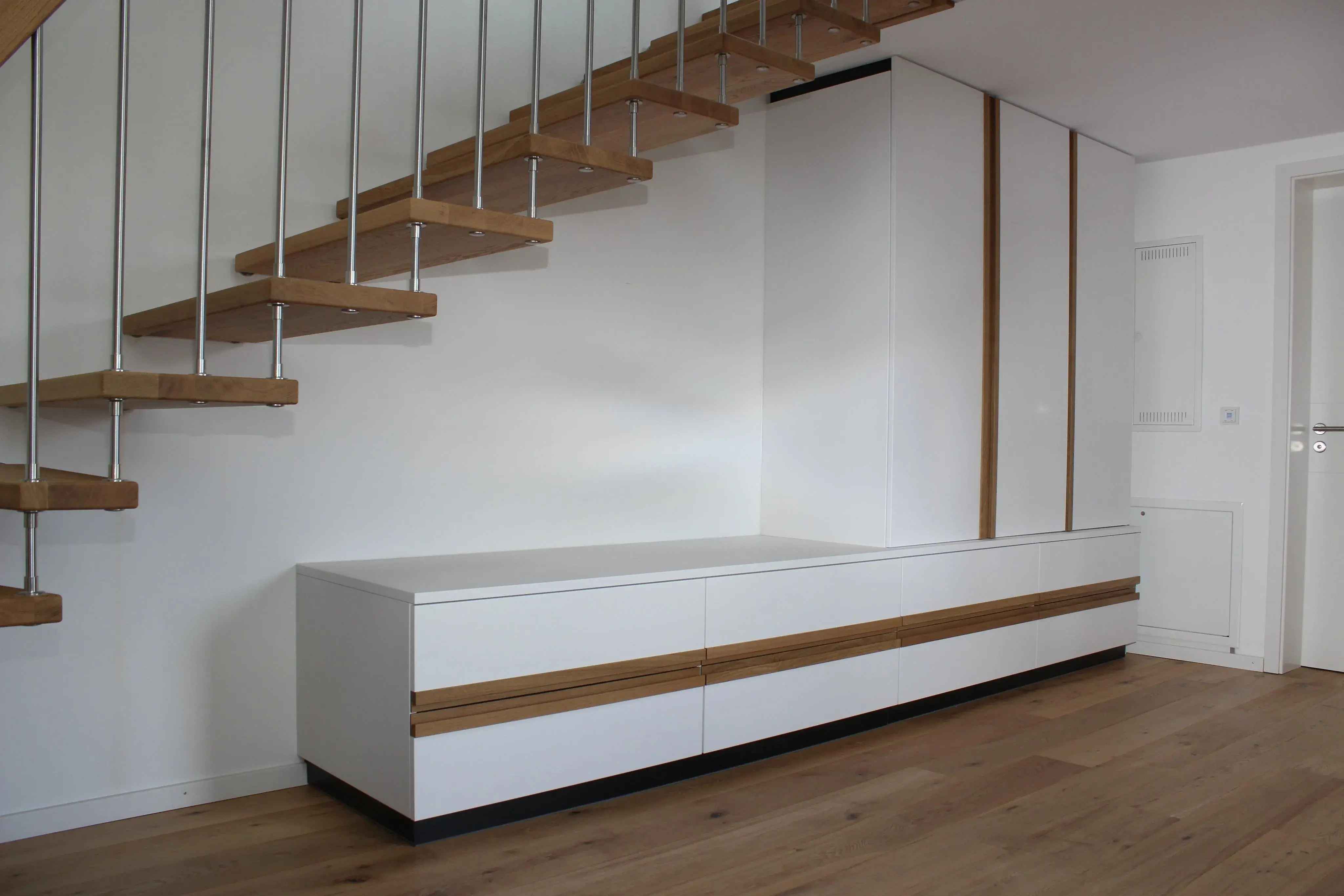 Schrank mit passendem Sideboard unter  der Treppe