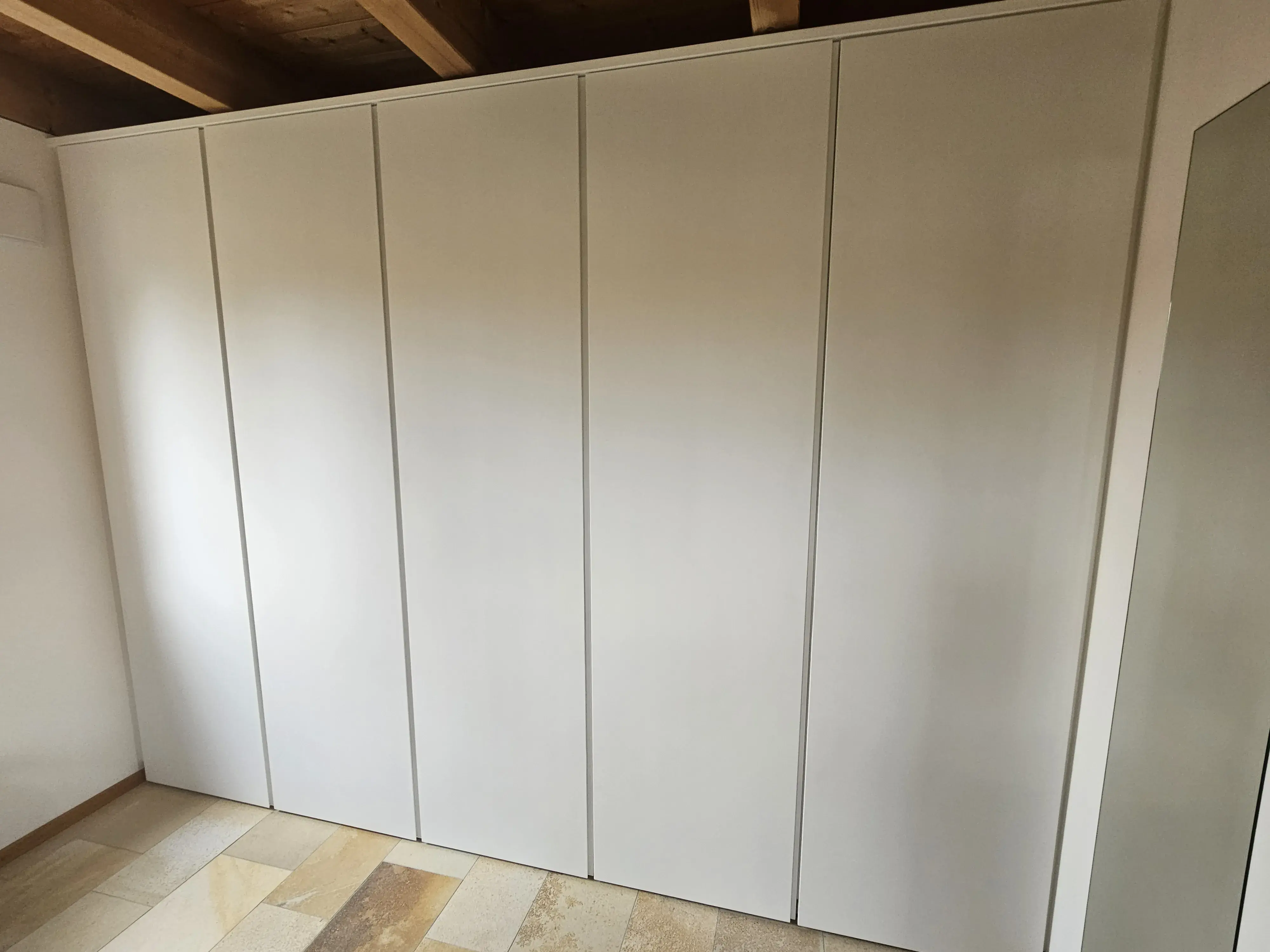 Einbauschrank grifflos ohne Sockel