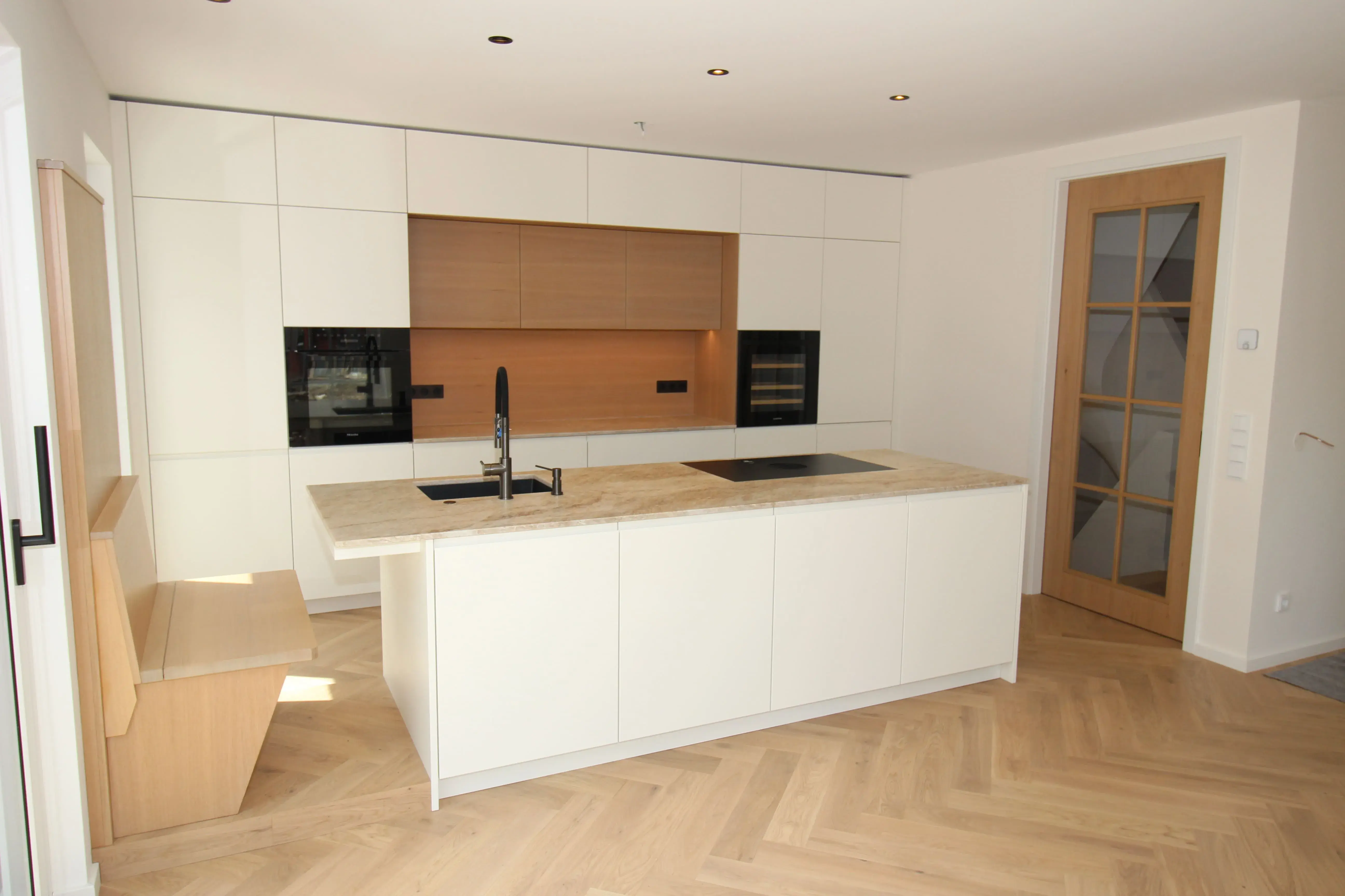 Schreinerküche Weißlack mit Sitzbank und Insel Weinkühlschrank