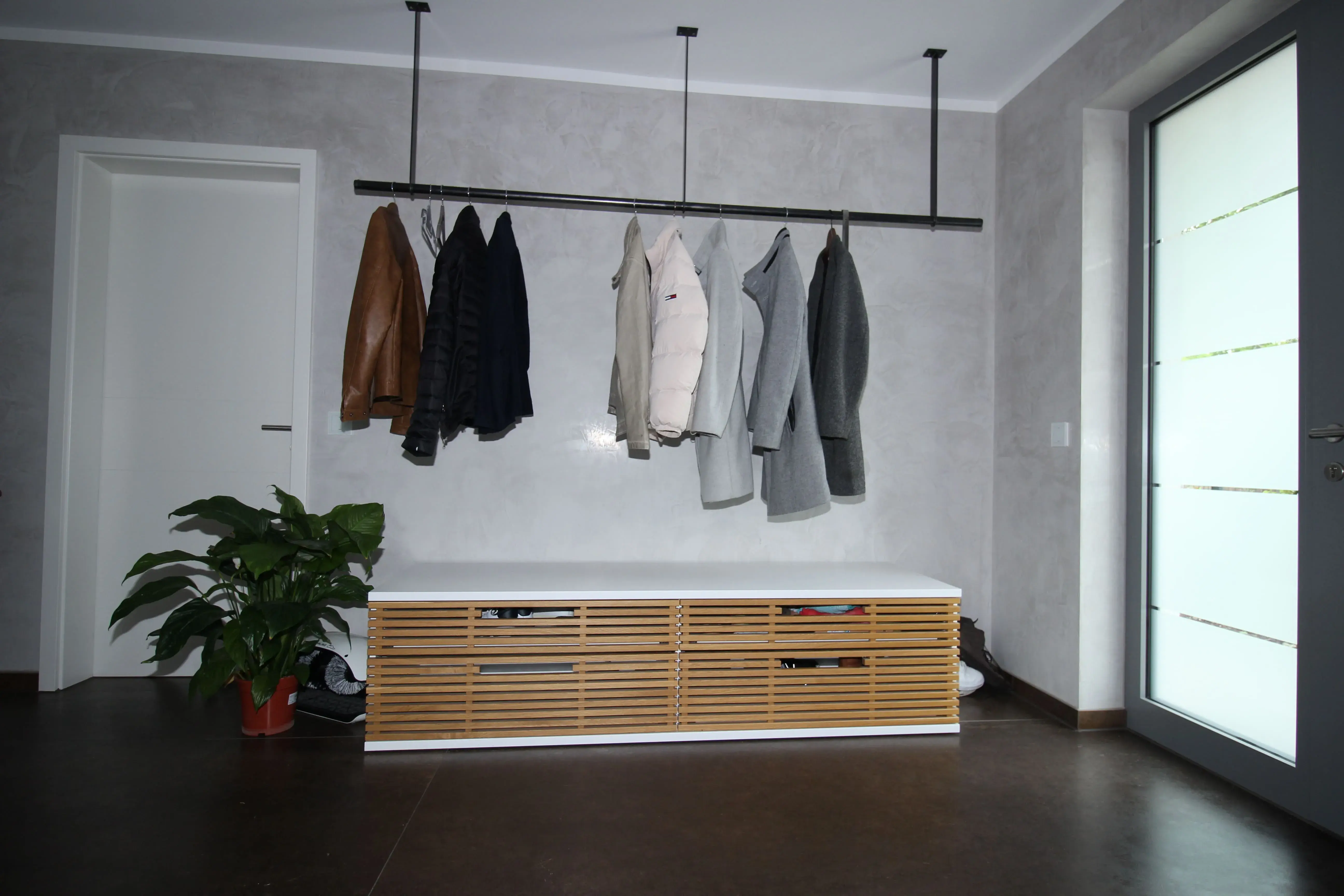 Garderobe mit Auszügen in Leistenoptik